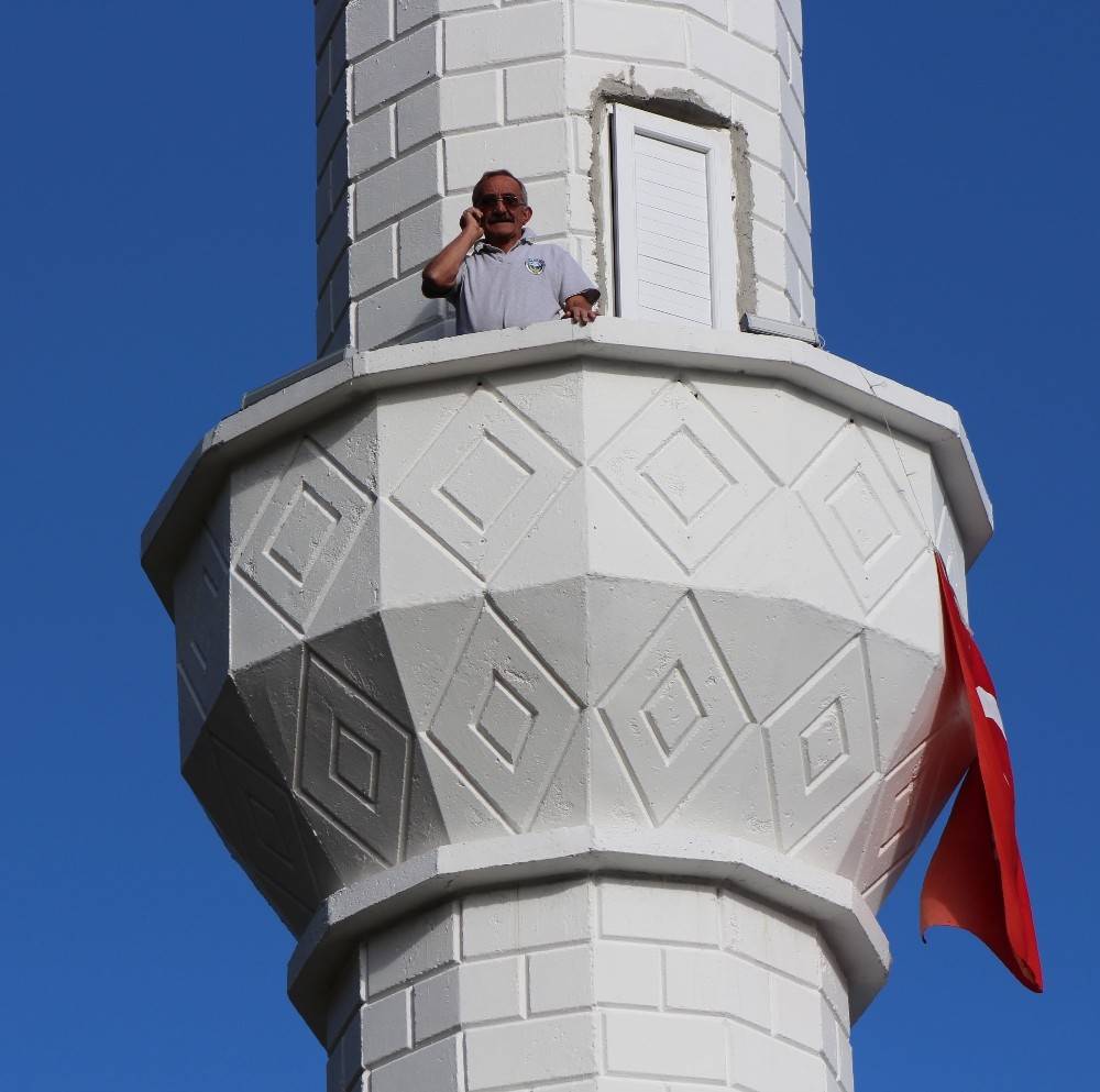 Telefon çeksin diye ya ağaca ya da minareye çıkıyorlar