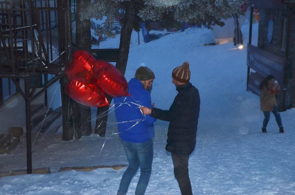 Uludağ’da Sevgililer Günü’nde kar fırtınası