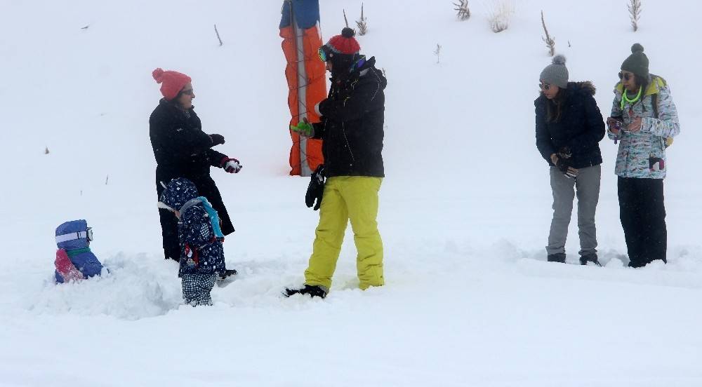 Sisle kaplanan Palandöken’de kayak coşkusu