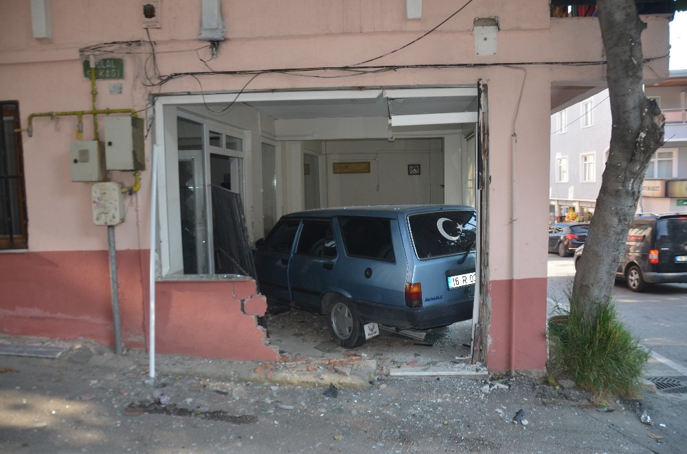 Çocuğunu hastaneye yetiştirmeye çalışırken otomobiliyle dükkana daldı