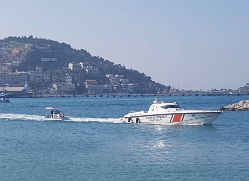 Kuşadası Körfezi’nde arızalanan teknedeki 3 kişi kurtarıldı