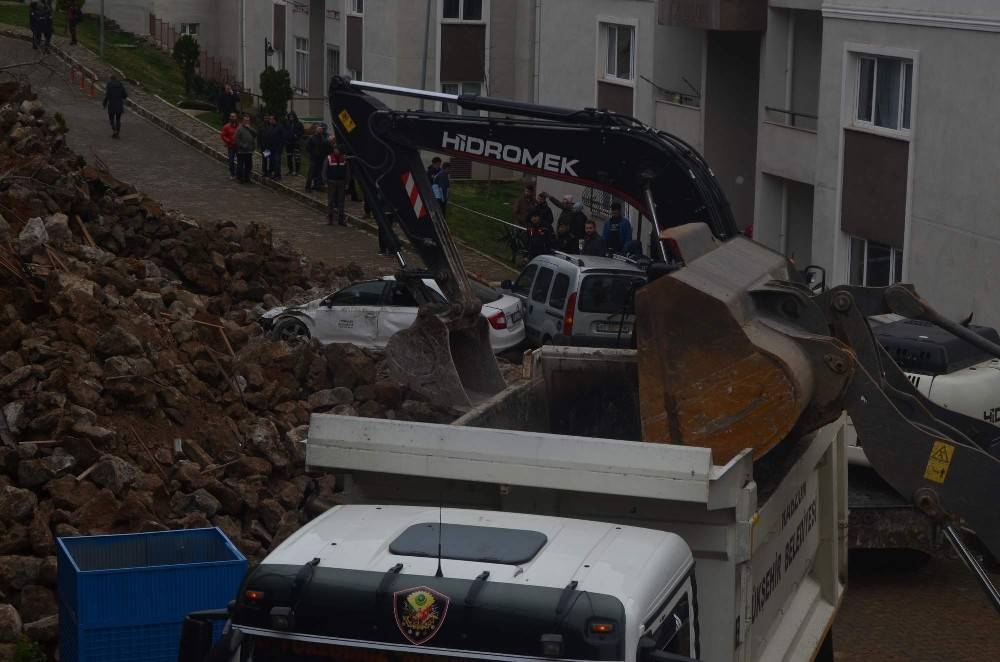Trabzon’da çöken istinat duvarın altında kalan araçlar çıkartıldı