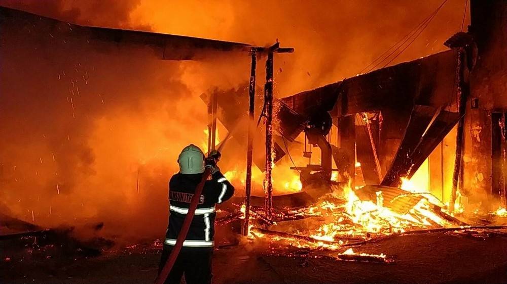 Samsun’da palet fabrikası alev alev yandı