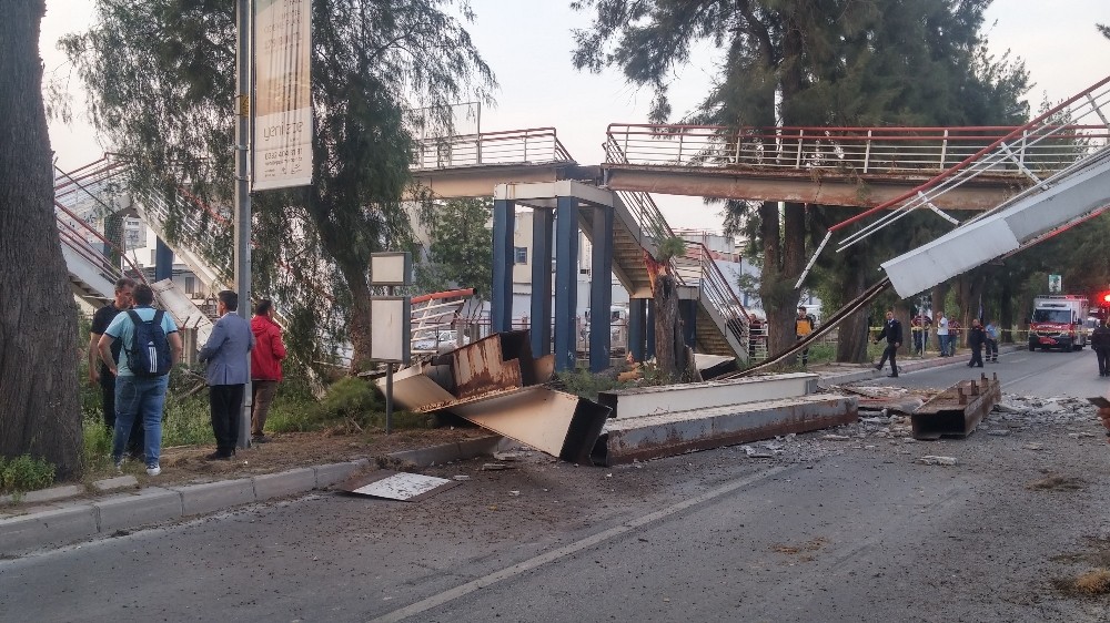 Vinç üst geçidi devirdi, metro seferleri durdu