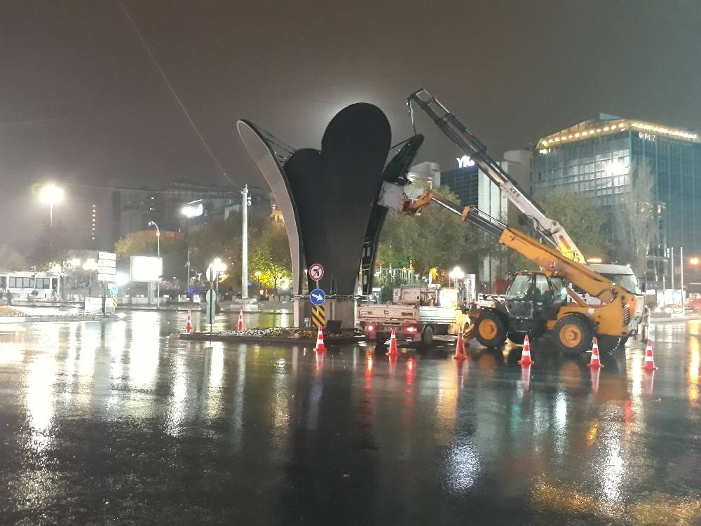Kızılay Meydanı’ndaki lale heykeli kaldırıldı