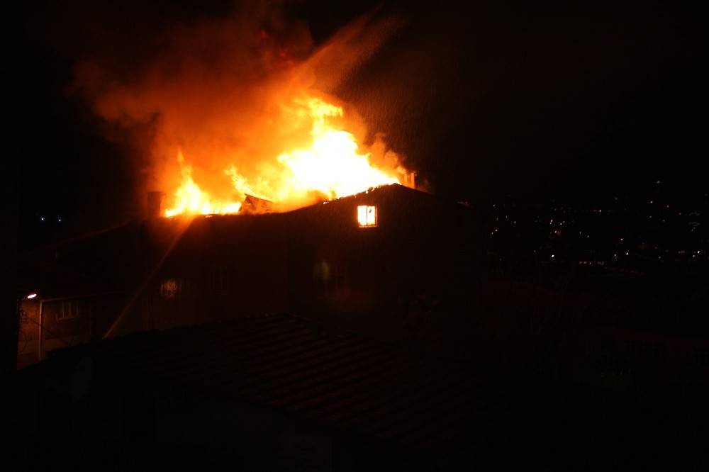 Kağıthane’de çatı katı alev alev yandı