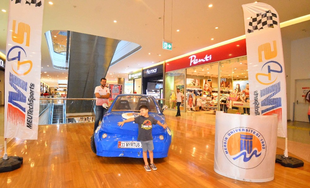 Mucit gençler doğa dostu otomobillerini tanıttı