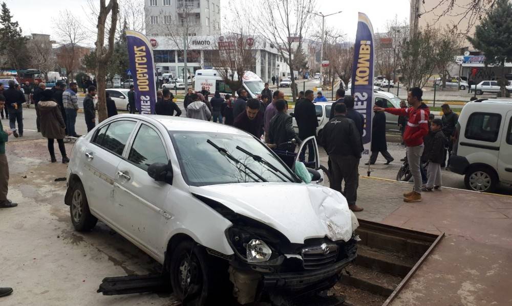 Adıyaman’da kontrolden çıkan otomobil dehşet saçtı: 2 yaralı