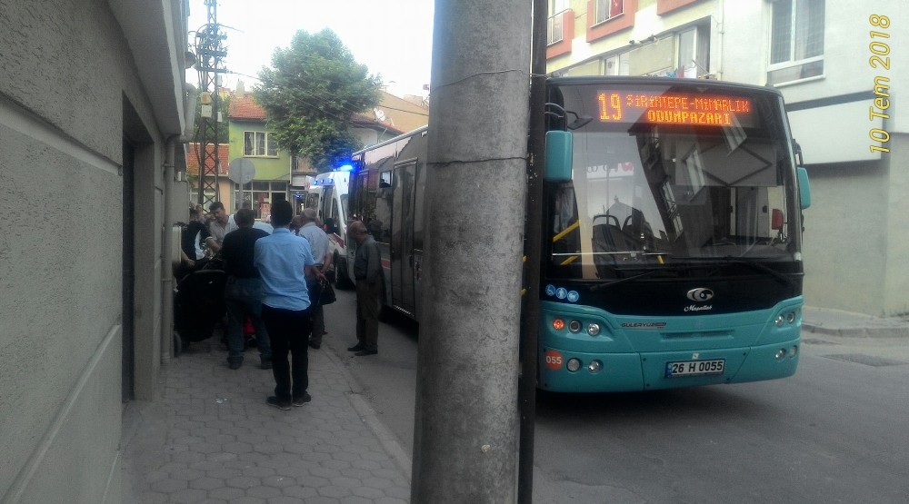 Otobüsten inerken düşen yaşlı kadın yaralandı