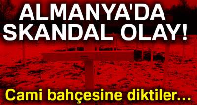 Almanya'da cami arsasına haçlar dikildi