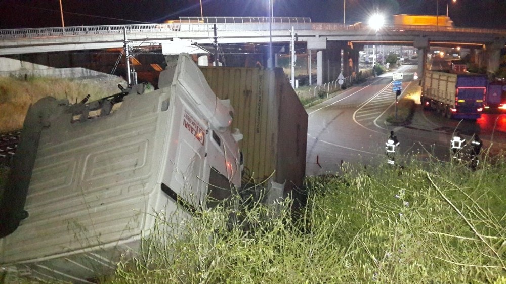 Hızını alamayan tır yol kenarındaki tepeye çıkarak durabildi: 1 yaralı