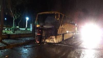 Bayrampaşa’da park halindeki otobüs alev alev yandı