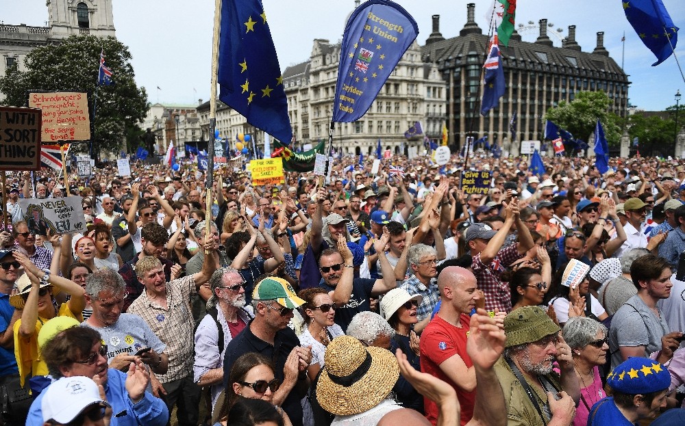 Brexit karşıtı binlerce kişi sokağa döküldü