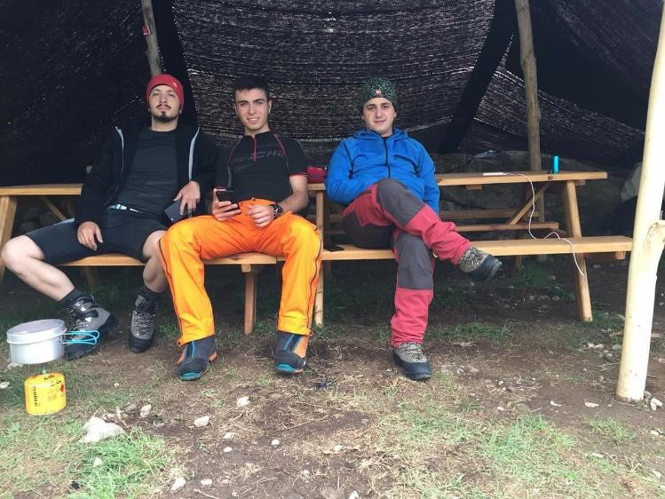 3 dağcı, 3 bin 500 metrede yoğun sis nedeniyle mahsur kaldı ekipler seferber oldu