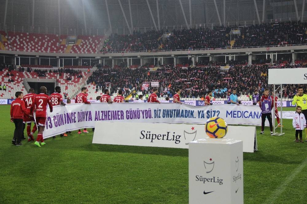 Sivassporlu futbolculardan Alzheimer için duyarlı davranış