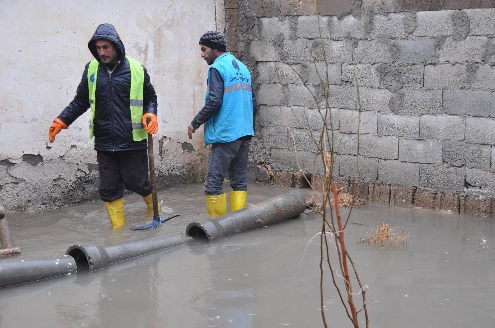 Akçakale’de evleri su bastı