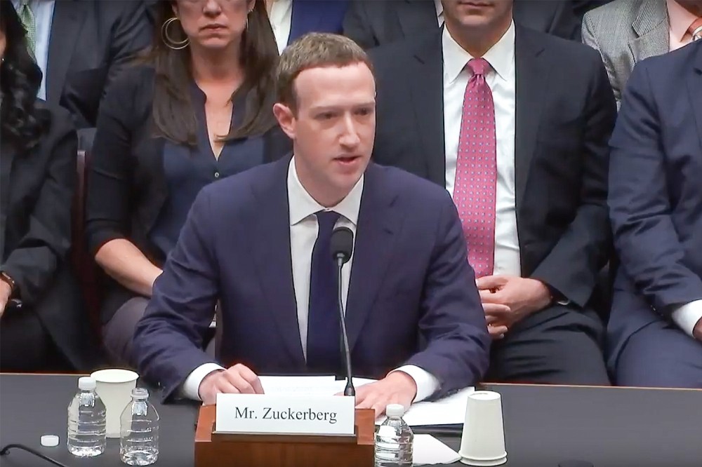 Facebook’un CEO’su Mark Zuckerberg 5 saat ifade verdi