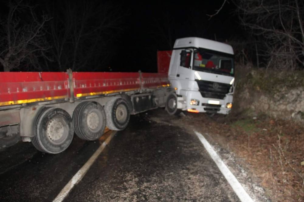 Tır kazası karayolu 5 saat trafiğe kapattı