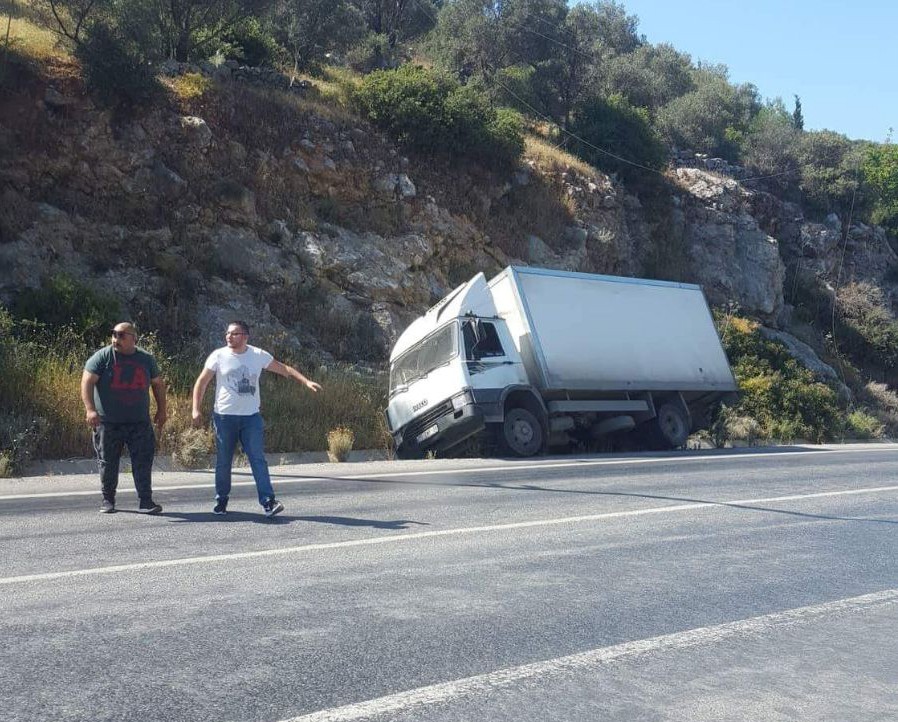 Kamyon aydınlatma direğine çarptı, facia ucuz atlatıldı