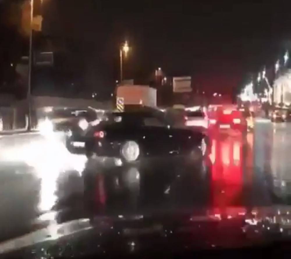Yağmurlu havada terör estiren trafik magandaları kamerada