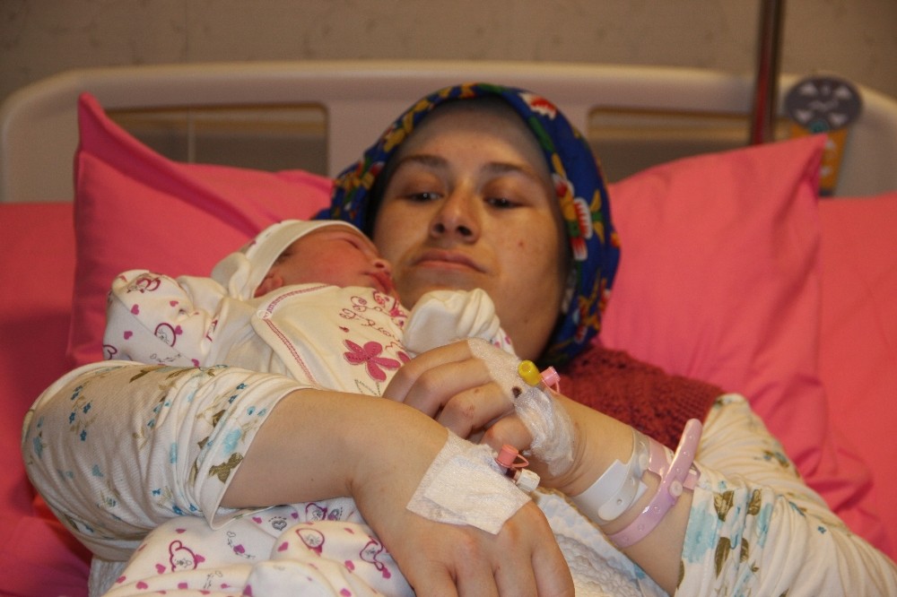 Gaziosmanpaşa’daki yangın nedeniyle farklı hastanelere giden anne bebek birbirine kavuştu