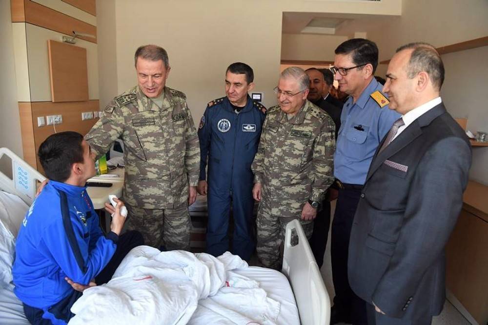 Genelkurmay Başkanı Akar ve kuvvet komutanları yaralı askerleri ziyaret etti