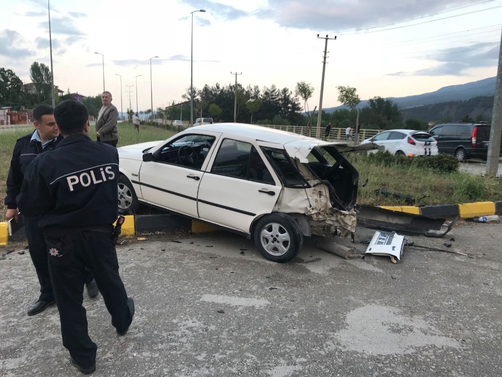 Karabük’te minibüsle otomobil çarpıştı: 1’i çocuk 4 yaralı