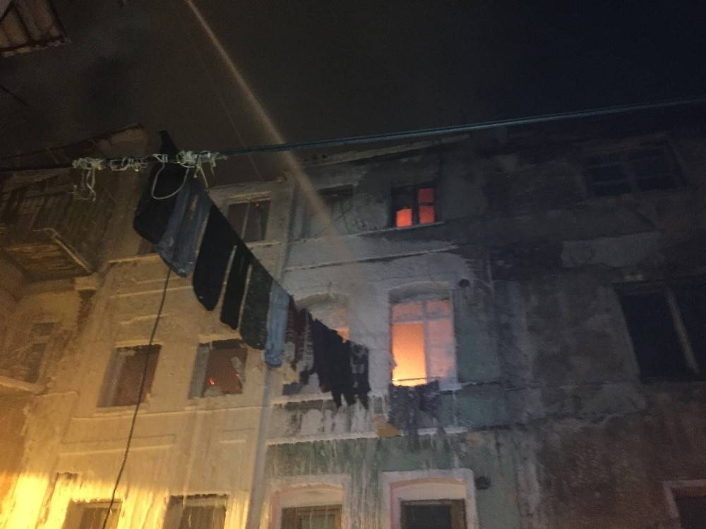 Beyoğlu’nda 3 katlı bina alev alev yandı