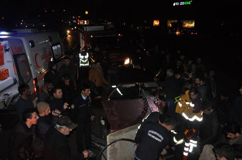 Bariyerlere çarpan otomobilde can pazarı