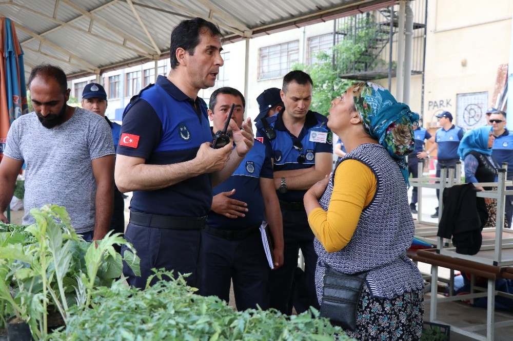 Pazarcı esnafı ile zabıta arasında tezgah açma gerginliği