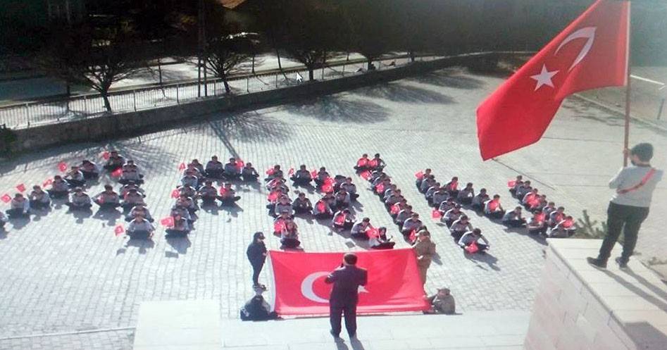 Yozgat’ta öğrenciler okul bahçesinde ’Afrin’ yazıp Türk bayrağı açtı