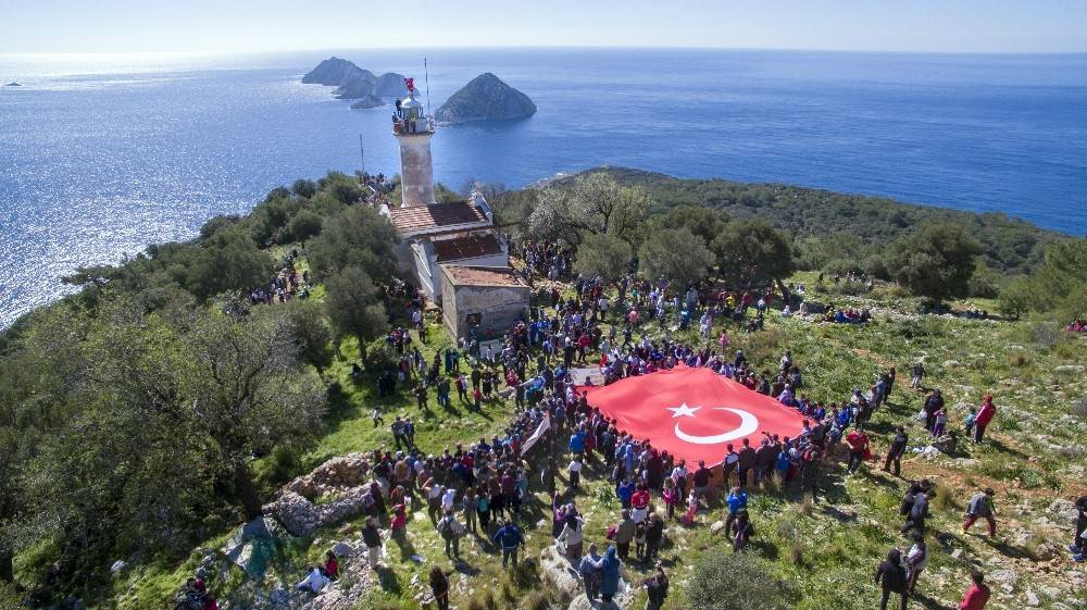 Bin 500 kişi tarihi Gelidonya Feneri’ne yürüdü