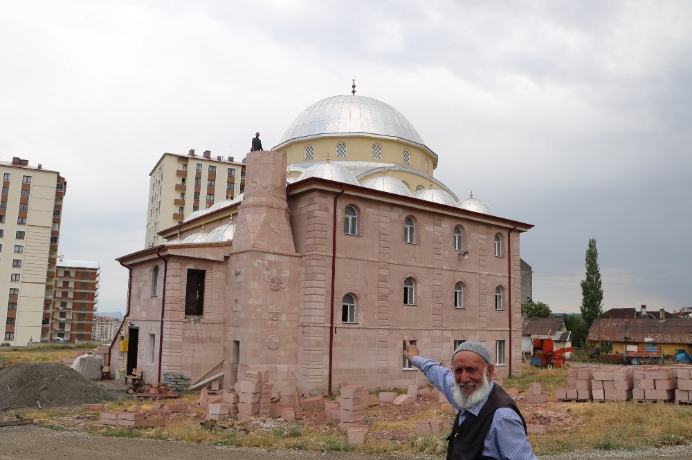 Cami minarelerine kavuşuyor