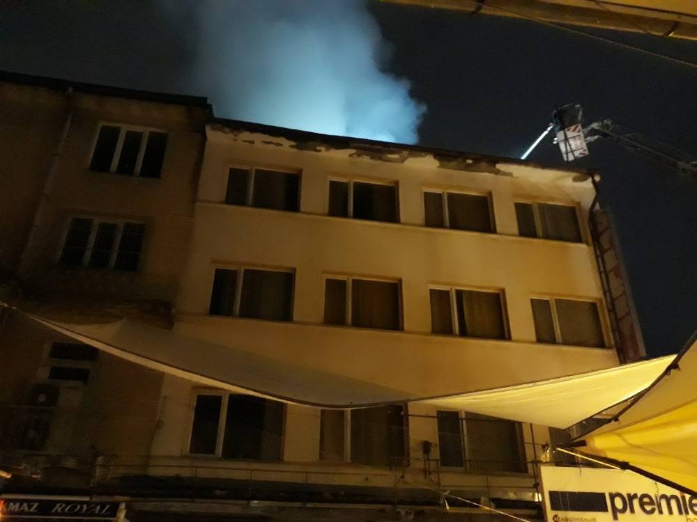 Başkent’te otel çatısında korkutan yangın