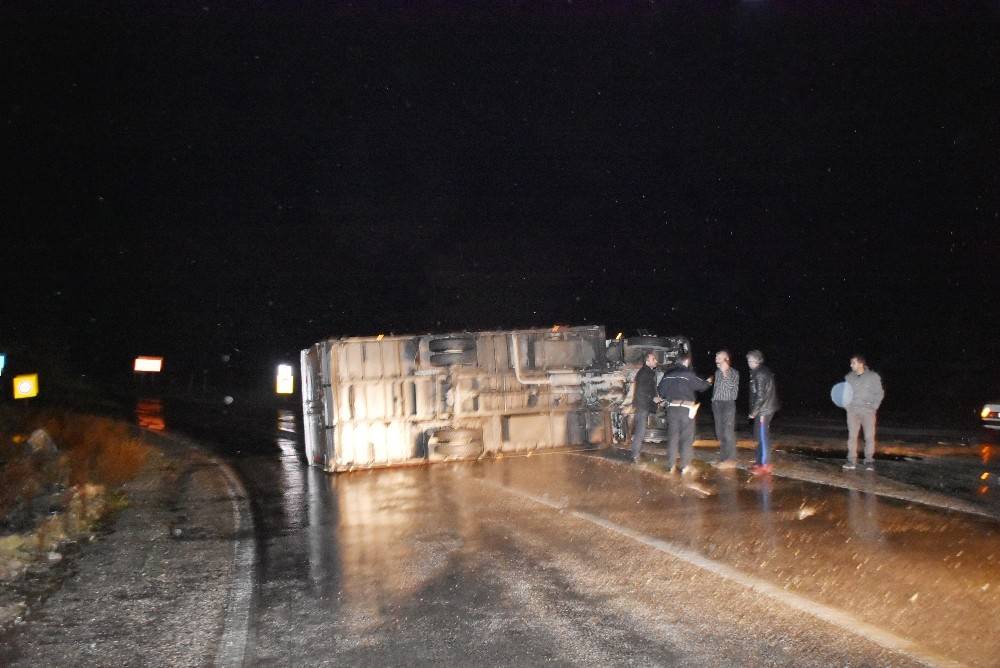Yağış nedeniyle kayganlaşan yolda kamyonet devrildi