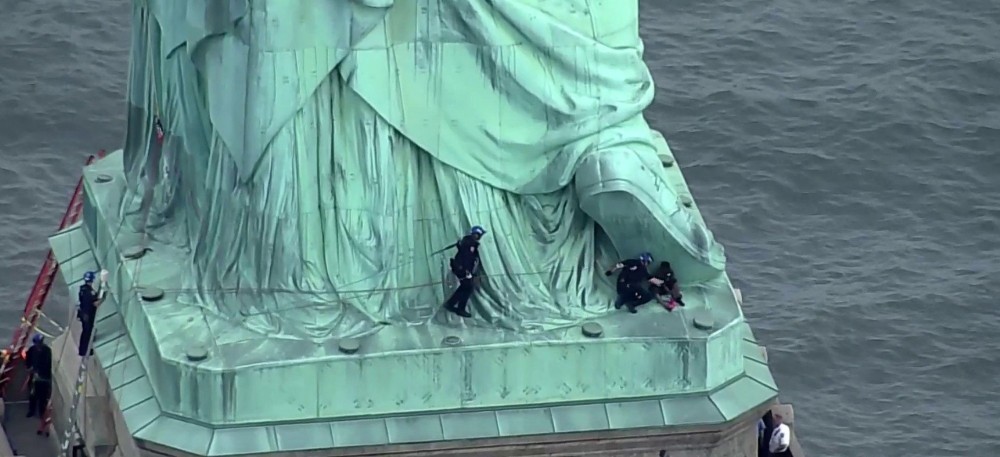 Trump, New York’taki özgürlük heykelinde protesto edildi