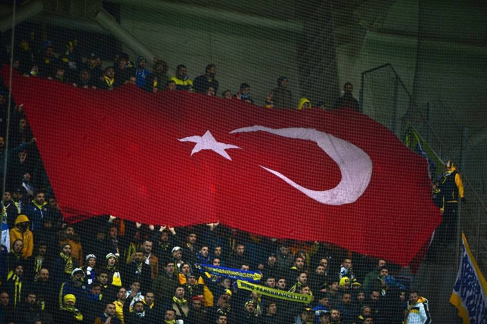 Tribünlerden ortak tezahurat ‘Vatan sana canım feda’