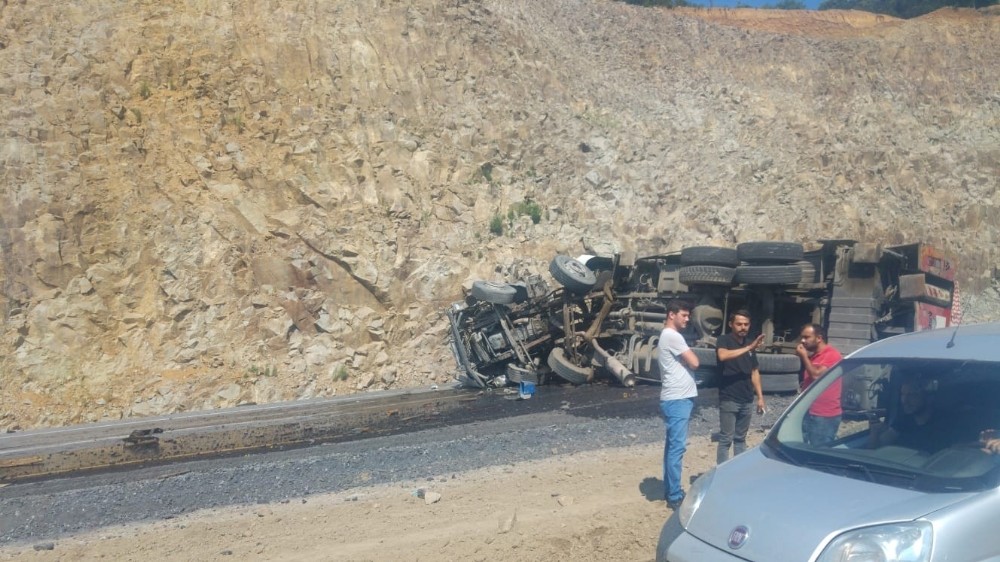 Zonguldak yolunda vinç devrildi: 1 yaralı