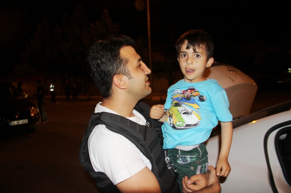 Diyarbakır polisinden şoförlere uyarı, çocuklara ilgi