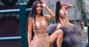 Kardashian, Ufacık Bikinisiyle Filin Üstünde Nefesleri Kesti
