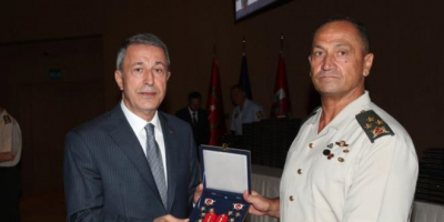 Orgeneral Temel'in Apoletlerini Akar Taktı